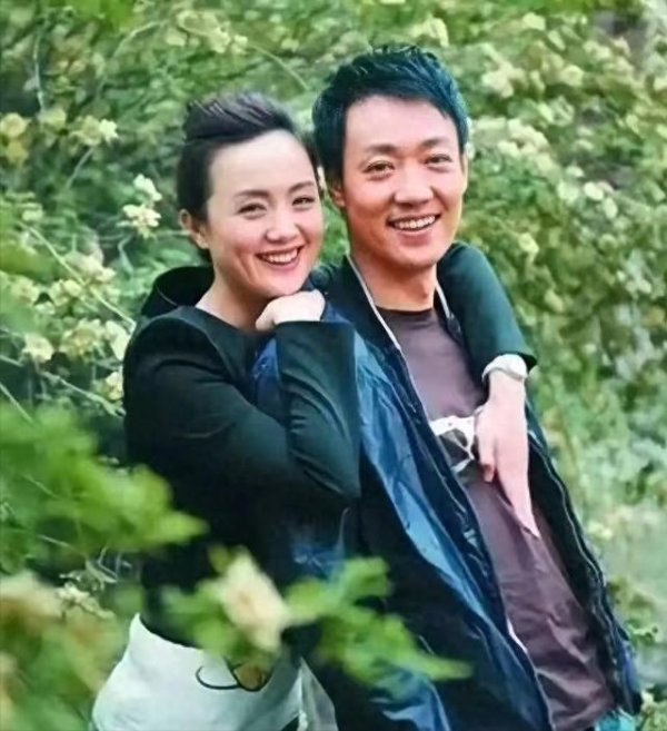 老虎配资 朱媛媛去世一个月后，辛柏青罕见露面，背后原因让人泪目